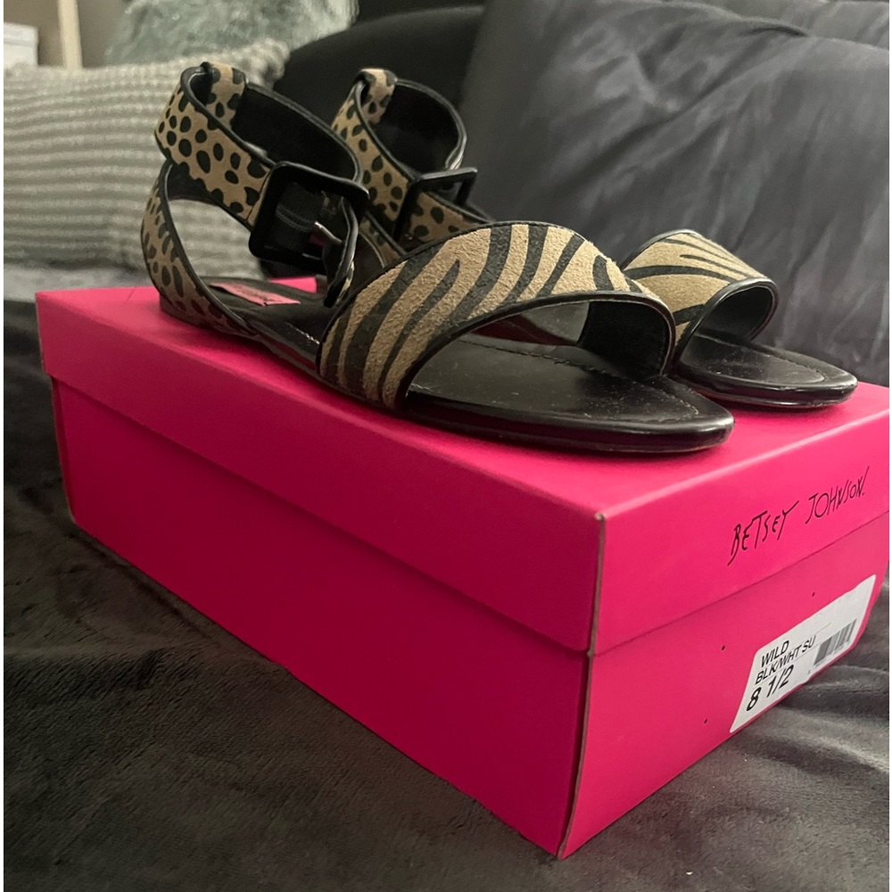 BETSEY JOHNSON (WORN ONCE!!!!)